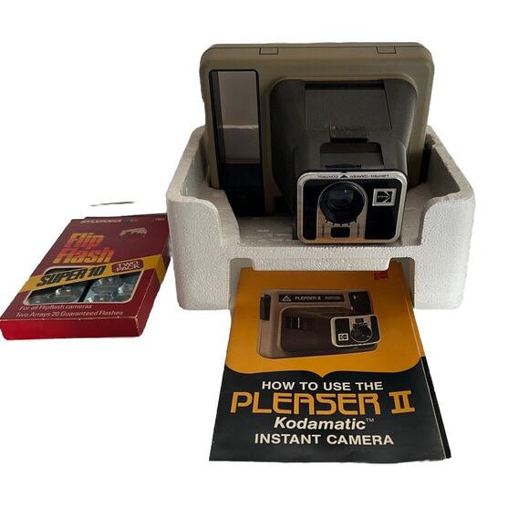 Vintage Pleaser II Kodamatic Kodak Instant Camera With Original Box & Flash - Picture 1 of 5